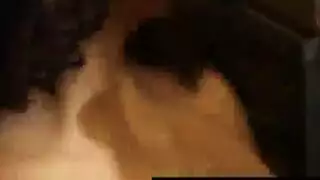 غريبة سمراء منحنية ومحسنة تأخذ قضيبًا كبيرًا