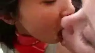 امراة ترضع بنت بصدور كبيرة