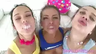 ثلاث نجمات ناضجات جميلات في مشهد مكثف لابتلاع السائل المنوي
