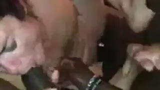 زوجها غائب، لذا تركب قضيبًا أسودًا سميكًا