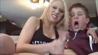 عاهرة شقراء تبتلع قضيب شاب وتستخرج كل قطرة مني