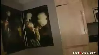 عاهرة مثيرة تستمني بأي شيء تجده