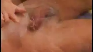 تضع قناعًا شهوانيًا وتمارس الجنس بعنف مع رجلها السري