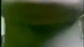لقاء كاميرا ويب جامح: شعر العاهرة السمراء يُسحب بينما تُمارس معها بقوة