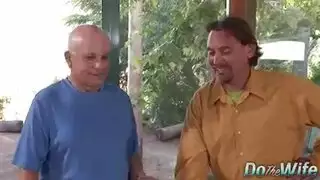 زوج ديوث يشاهد زوجته تُمارس الجنس مقابل المال