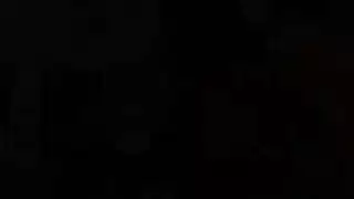 رجل يبلغ من العمر يأخذ الرعاية التي امرأتان جميلة مع الحمار كبيرة ويشعرون بقدر كبير