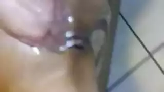 جدة ساخنة تبلع السائل المنوي بعد الجنس في المسبح