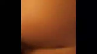لاتينا صغيرة الحجم تأخذ قضيبين أسودين في كل فتحة