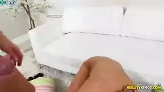مقنع يسقط شقراواتين من الشارع لممارسة ومكلبشات