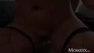 شاب عدواني يضرب فرج أم ناضجة بلا رحمة