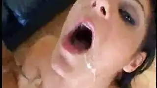 تلميذة مشاغبة تأخذها في دبرها