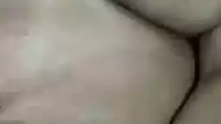 والدة مثار يستمني بحزام هزاز أثناء رعاية الأطفال