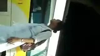 رجل عجوز يهاجم شابًا في فيلم إباحي