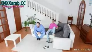 تتوسل بينما يمزق بيجامتها للوضعية الخلفية
