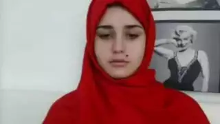 محجبة تعرض صدرها