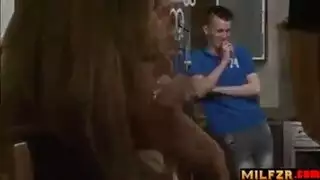 شاب يهيج على امه في لمطبخ