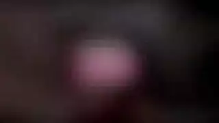 فاتنة شقراء ، خلعت إيزيس لوف ملابسها ونزلت على ركبتيها لتمتص القضيب