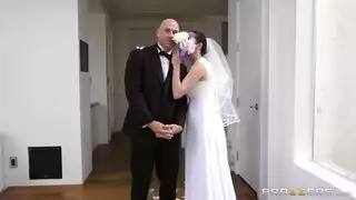 العريس الشهواني يمارس الجنس مع أم العروسة في ليلة الزفاف