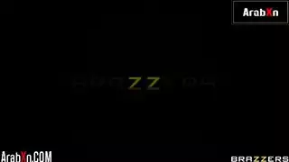 بورن في المخزن: إيلاج مزدوج لفتاة وقحة