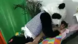 الأمريكيات الساخنات يُرضخن في مشهد إباحي