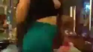 محجبة ترقص عارية لصاحبها