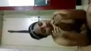 فيديو صريح: إصبع عميق في مؤخرتها