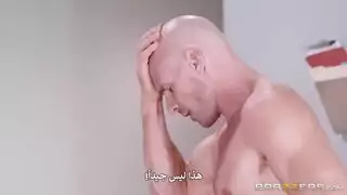 طبيب يضرب الثدي المنتفخ بفحص إكس إكس إكس قاس