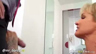 وقت الغداء إكس إكس إكس: أثداء كبيرة، حلق عميق، وقذف داخلي