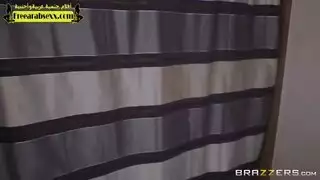 شاب يما س مع صديقه