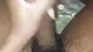 فتاة ذات أثداء كبيرة تأخذ السائل المنوي على وجهها