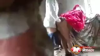 فيلم إباحي سري لمراهقة: هزات الجماع الصاخبة لزوجين مثارين