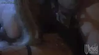 مرونة متطرفة تلتقي مع جنس عنيف