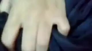 اجمل بنت في العالم نايم على السرير وتحس كسها حتي الرعشة