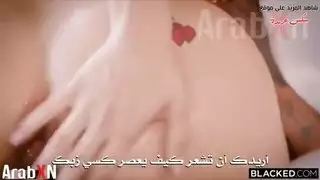 عاهرة خاضعة تأخذ قضيب أسود كبير عميقاً في طيزها