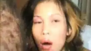 مسيطرة ترتدي جلدًا تجلد مؤخرة رجل حتى التمزق