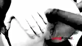 ساندويتش أشقاء: فتاة شقية تمارس الجنس مع رجل وشقيقته