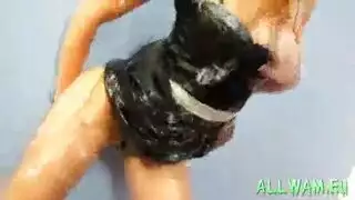 قضيب عملاق يمتد في مهبل ضيق