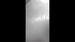 متلصصة شقراء تحدق في فرج مفتوح على مصراعيه
