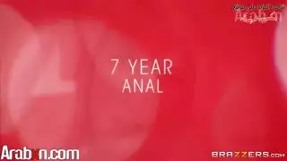 زوجة مستسلمة تغلف نفسها كهدية لجماع صريح