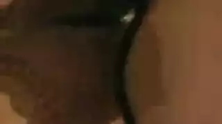 تعلم ابنها كيفية فتح حمالة الصدر