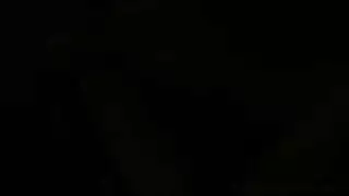 على ركبتيها زوجه الياباني الحلق مارس الجنس