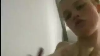 هيمنة شرجية صريحة: رجل يكسر فتاة صغيرة مشاغبة