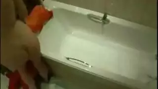 سمينه تتغنج ذصوتها