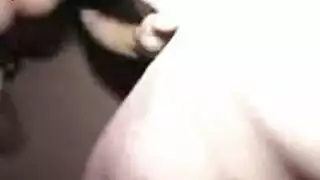 عاهرة عربية تأخذ وجهها وتستلم الكريم