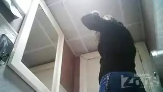 تمت مهاجمته بعنف في مشهد صريح