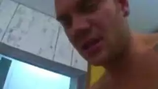 شرج فتاة شقراء ناعم أبيض يتم تمزيقه