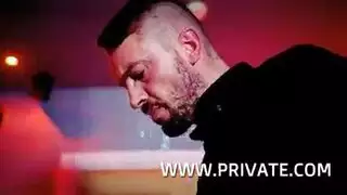 فتيات خليجيات تأخذ زبور كبيرة في هياج جنس جماعي