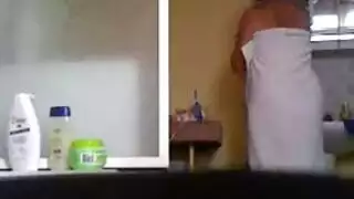 آسيا كمال تئن خلال علبة جماعية وحشية