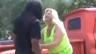 رجل الاسود يمص كسها