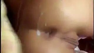 محظوظ جداً: شاب ينكش بنات مثيرة في مشهد إباحي